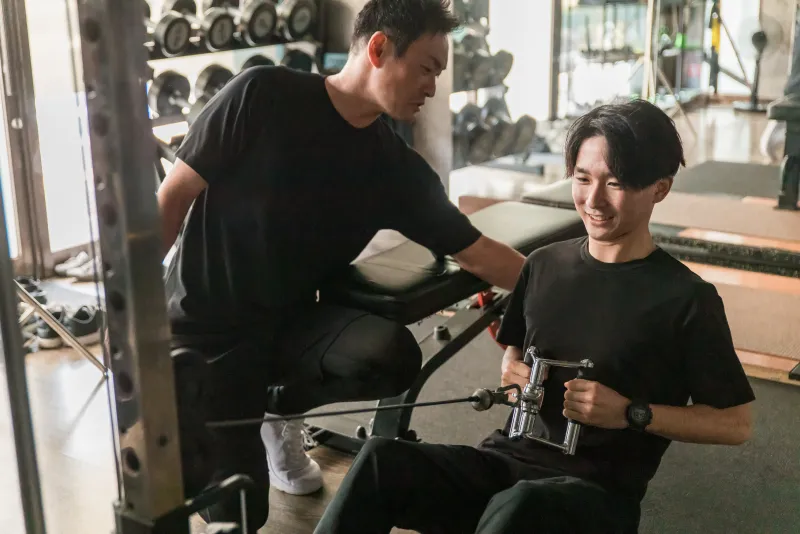 仲間と一緒にトレーニングするFIT11のコミュニティ